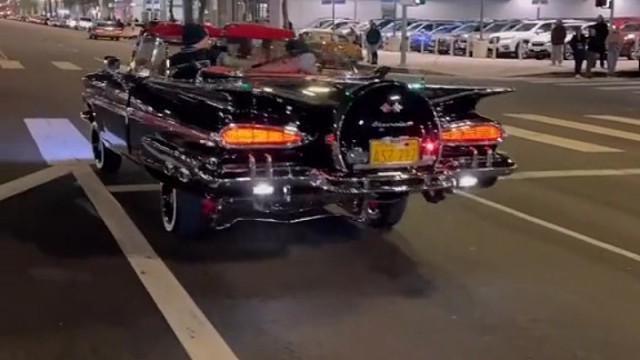 开着车。还开车