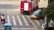 出租车拒绝避让消防车，消防员鸣笛喊话均无回应，僵持1分钟后消防车直接开过。