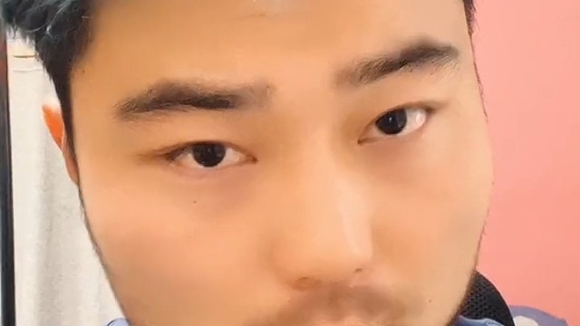 我说天上的星星去哪了？原来都到了你的眼睛里。