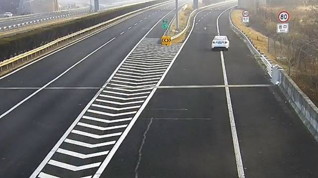 司机高速倒车，上演“三进三出”