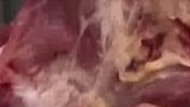 女子切肉发现一根3厘米的针，周围疑似有黄脓：最后把肉送给商家，商家退了钱