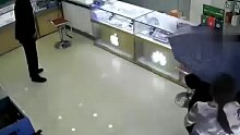 老人进手机店问手机价格突然扑向销售小妹并摔倒