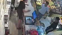 男孩被多人尾随围殴，紧急跑进水果店找老板救命，老板霸气撵走尾随人员并报警