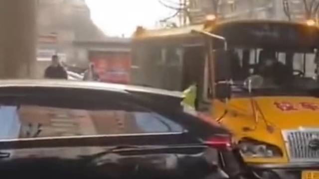 校车和货车相撞，被拖行数米远