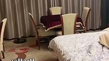 女子入住酒店2天，退房时突然拉开窗帘，对面的情况令其当场崩溃