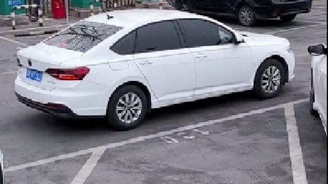 很简单！记住这两点，斜线停车一把就能停进去！