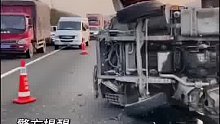 “飞来横祸”，高速行车遇到这一幕吓得一激灵！