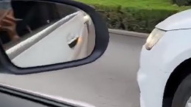 女子车技不佳，变换车道时，让同伴打招呼拦下后车