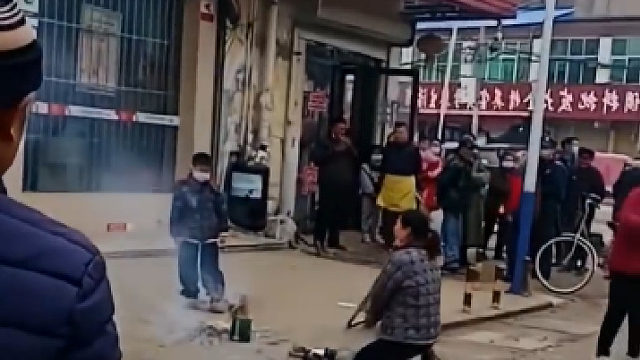 疑似女子存五万块钱不翼而飞，当事人称银行说监控没有了，恢复需要支付20万 ！