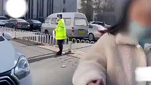 一名女子在行车道违规停车，被堵车主多次打电话未接听，女子：你打车不行吗 你咋那么绝情呢？