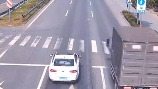 你不走，那我就推你一把