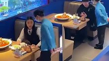 男女因坐错位置互相点菜给对方道歉
