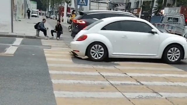 各車輛通過(guò)道路上的坑，網(wǎng)友：搬個(gè)凳子，我能看一天