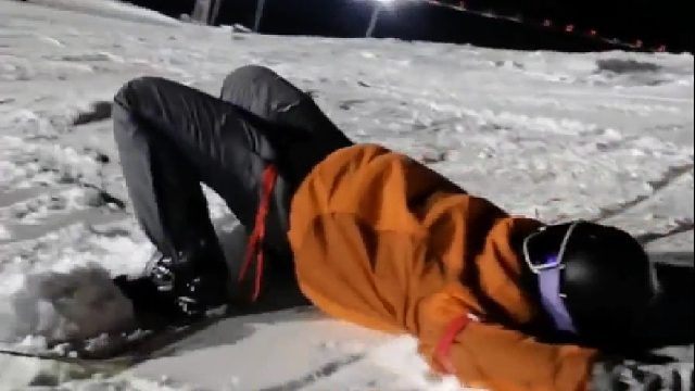 男子滑雪，万万没想到出现这一幕