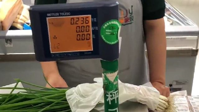 你遇到过吗？男子在超市买葱时吐槽“水分大”：我能甩出来两块钱的水！