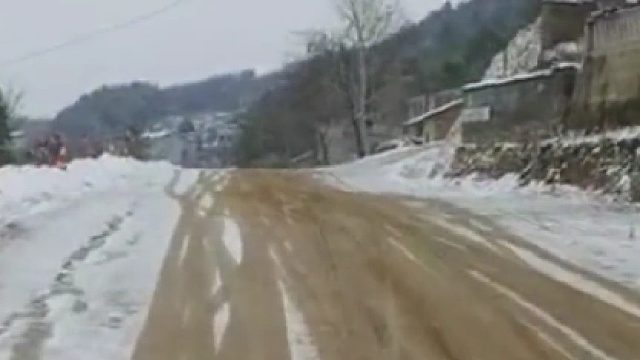 男子上班途中发现掉落的快递，派送员说要感谢他不让走，派送员：“这弄丢了要赔钱的!”