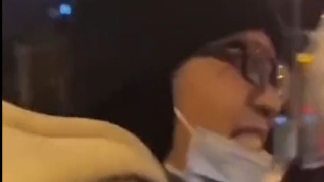 小伙被劳斯莱斯撞倒，他真得笑得好开心啊