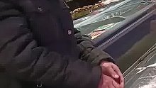 大爷到超市买冻鱼自带小刀，在冰柜上仔细刮冰惹老板不快：“一条鱼小点的不到两块钱”