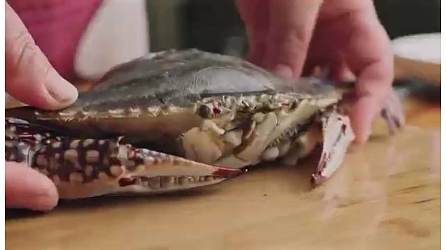 《宵夜江湖2》：宁波鲜咸滑嫩的红膏炝蟹，越吃越上瘾