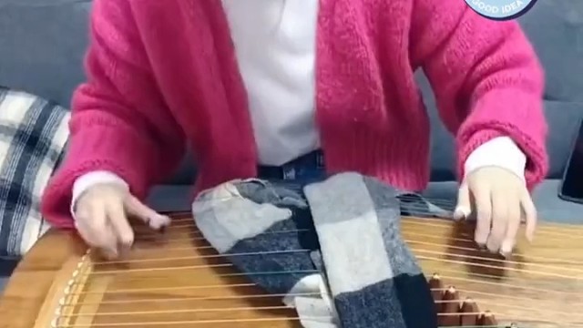 你能猜出她弹的是哪首曲子吗？