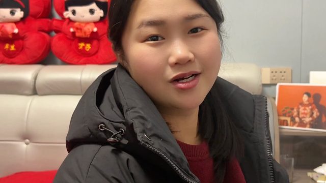 婚后让爸妈装喜糖，媳妇却心疼的拿辛苦费，得知原因让人不禁感动