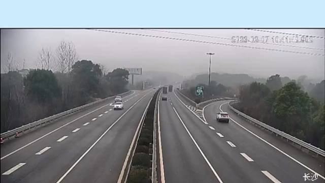 错过出口竟然这样做，小货车遭殃了