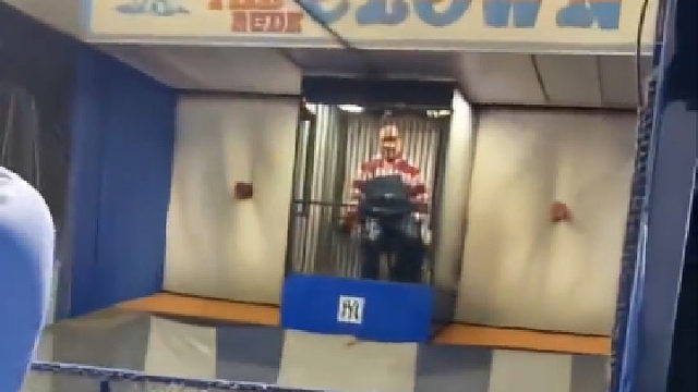 老板含泪把钱赚，5元6球的街边投球挑战，投中可以让老板变成落汤鸡