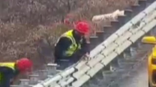 现代版“刻舟求剑”？司机高速上引擎盖“狂飙”飞走，报警搞错了掉落位置