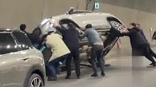隧道车辆侧翻，一家五口被困车内：短短十几秒过往司机都纷纷停车赶来救人