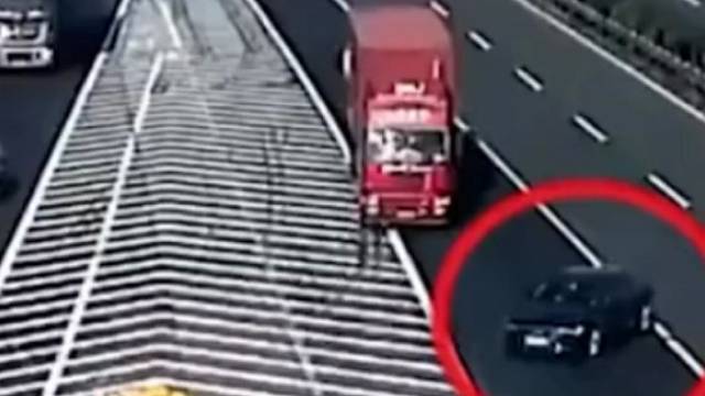 事故现场，有人逃离，也有人挺身而出！挺身而出，悄然离去，两位热心司机值得大大的赞！