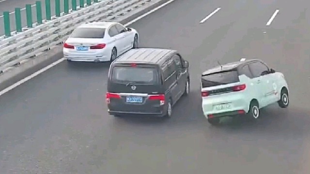 驚險(xiǎn)！高架橋上上演“360度”翻轉(zhuǎn)#危險(xiǎn)