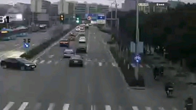 “下次我再也不敢闯红灯了，那天的事情真的让我后怕极了！”