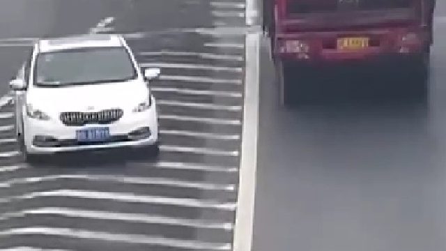 在高速公路违法超车，惊险漂移酿事故！