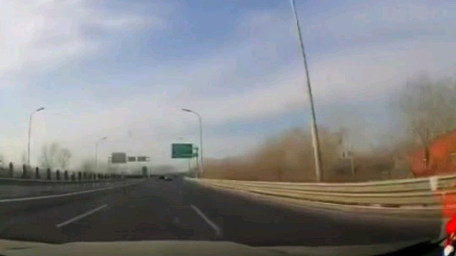 一次超车引发的交通事故！难道这就是视频车司机想要得到的结果？