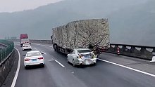 高速遇大货车拖行事故车。网友：一看就是被前后夹击了