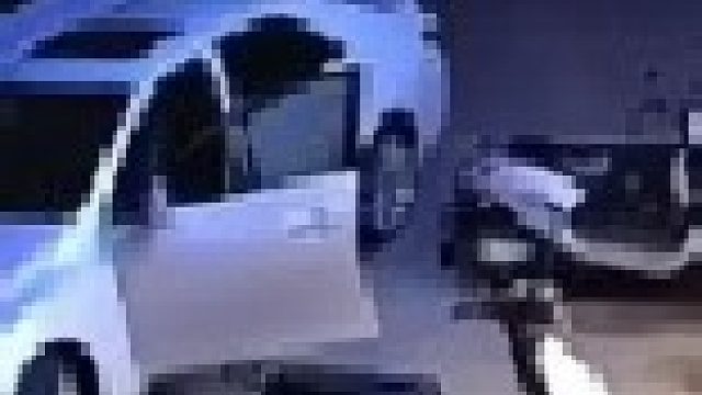 白车司机强行把白裙女子带上车 幸亏后面一群人制止了男子