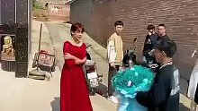 只因新娘长得太平淡小伙手捧鲜花与新娘擦肩而过