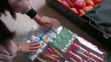 大学生即将开学 在收拾行李，只见她拿了个大袋子开始