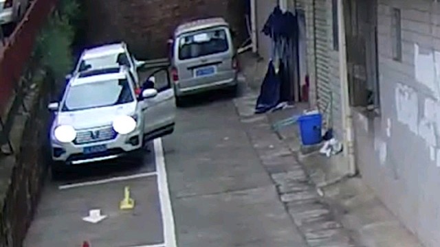 女司机错把油门当刹车！撞车坠下6米高台！