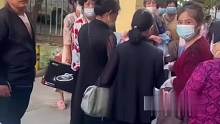 城管女队员劝老人“我穿着制服，别上当”，却被街头推销人员推倒在地