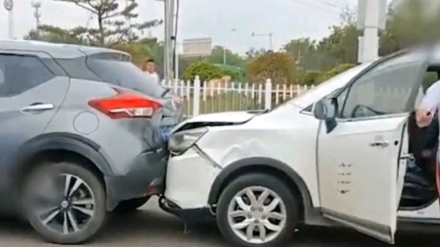 两车发生追尾，后车女司机左手抱娃，右手拿尖锐物戳前车司机。