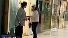 商业街内女子突然情绪失控打保洁员还拿垃圾桶砸。