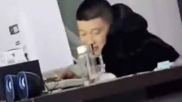 男子想小姨子在办公室和她视频