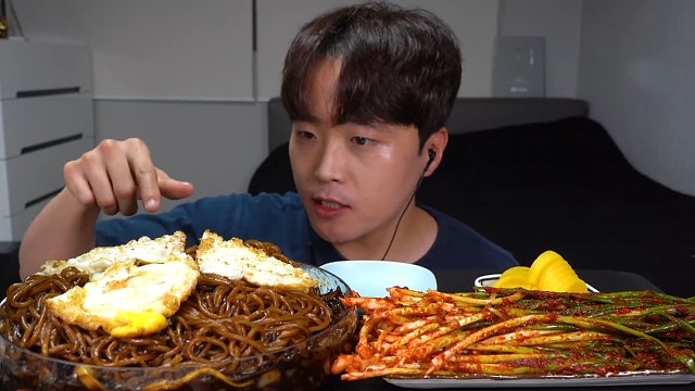 韩式炸酱面加葱泡菜