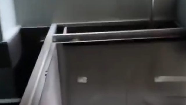 装修师傅遇到奇葩户型，提醒广大装修工人开门注意：一不小心就掉进“万丈深渊”