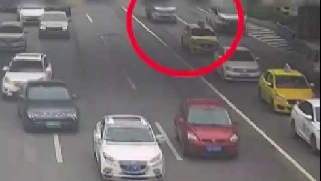 一辆小货车所运输的百根钢管，因为捆扎不牢，而出现了洒落一地的交通事故。