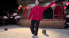 飒！00后女生雪中打太极行云流水