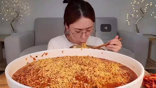 大口大口吃面呀！