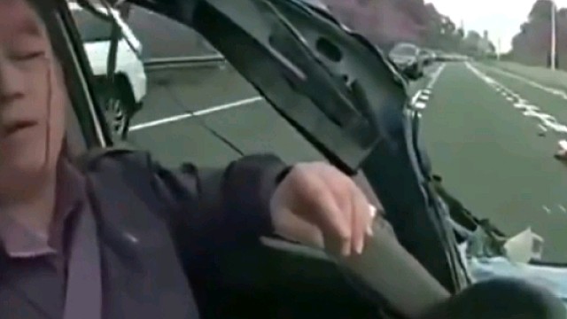 男子疲劳驾驶，下秒车辆直接解体，行车记录仪记录下车祸瞬间！