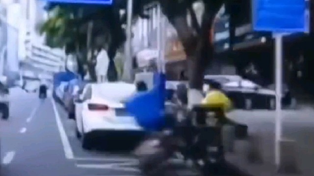 电瓶车不肯让道，汽车追赶数里将其撞飞#电瓶车#危险#汽车#交通事故#素质